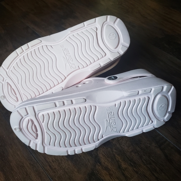 Crane Clogs Shoes - Picture 3 of 4